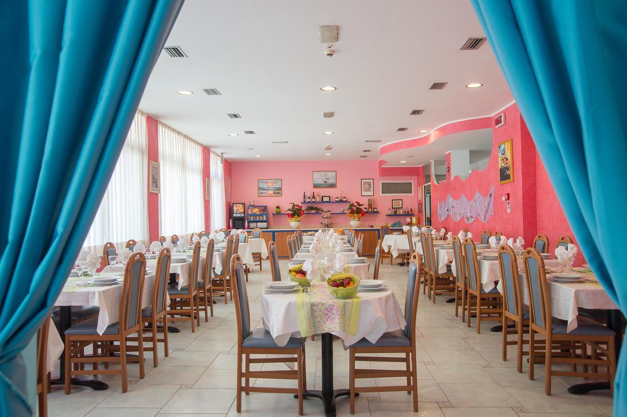 Hotel Tivoli Мисано Адриатико Екстериор снимка